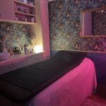 Matelas PEMF utilisé en cabinet de facialiste à Paris pour la régénération cellulaire et la détente profonde