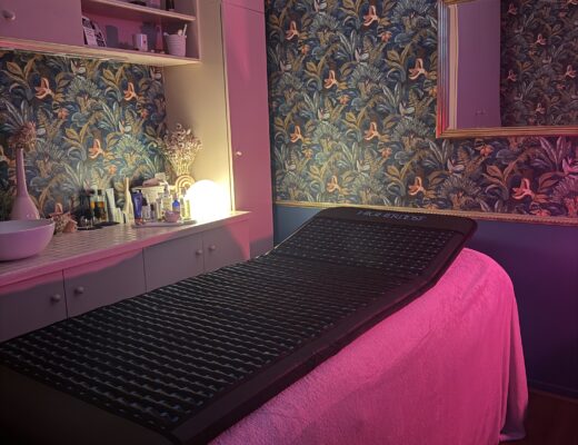 Matelas PEMF utilisé en cabinet de facialiste à Paris pour la régénération cellulaire et la détente profonde