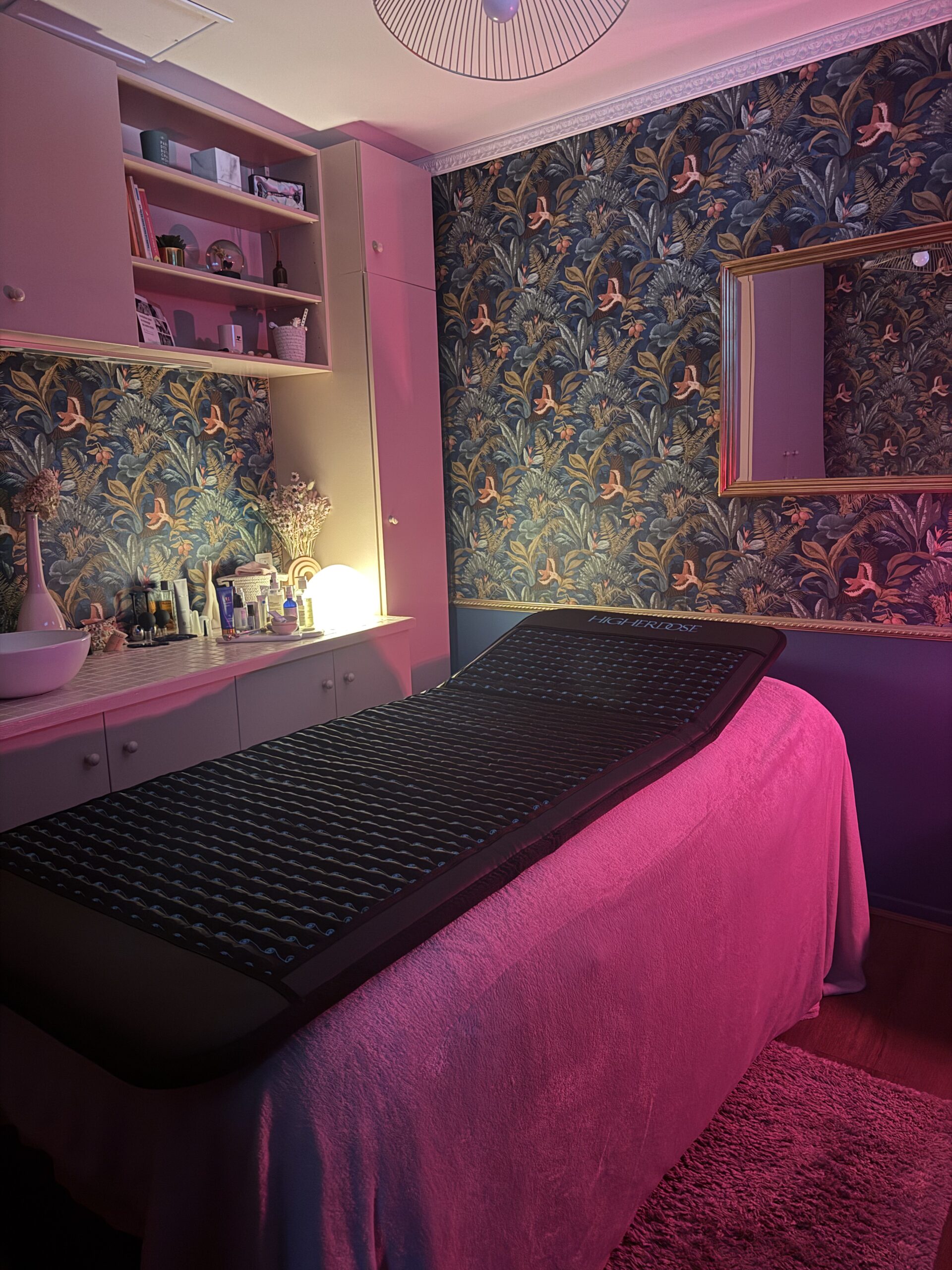 Matelas PEMF utilisé en cabinet de facialiste à Paris pour la régénération cellulaire et la détente profonde